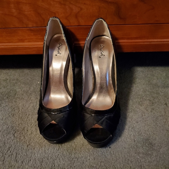 Black peep toed stilletos - Picture 3 of 3